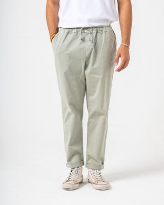 Pantalón sarga verde desgastado